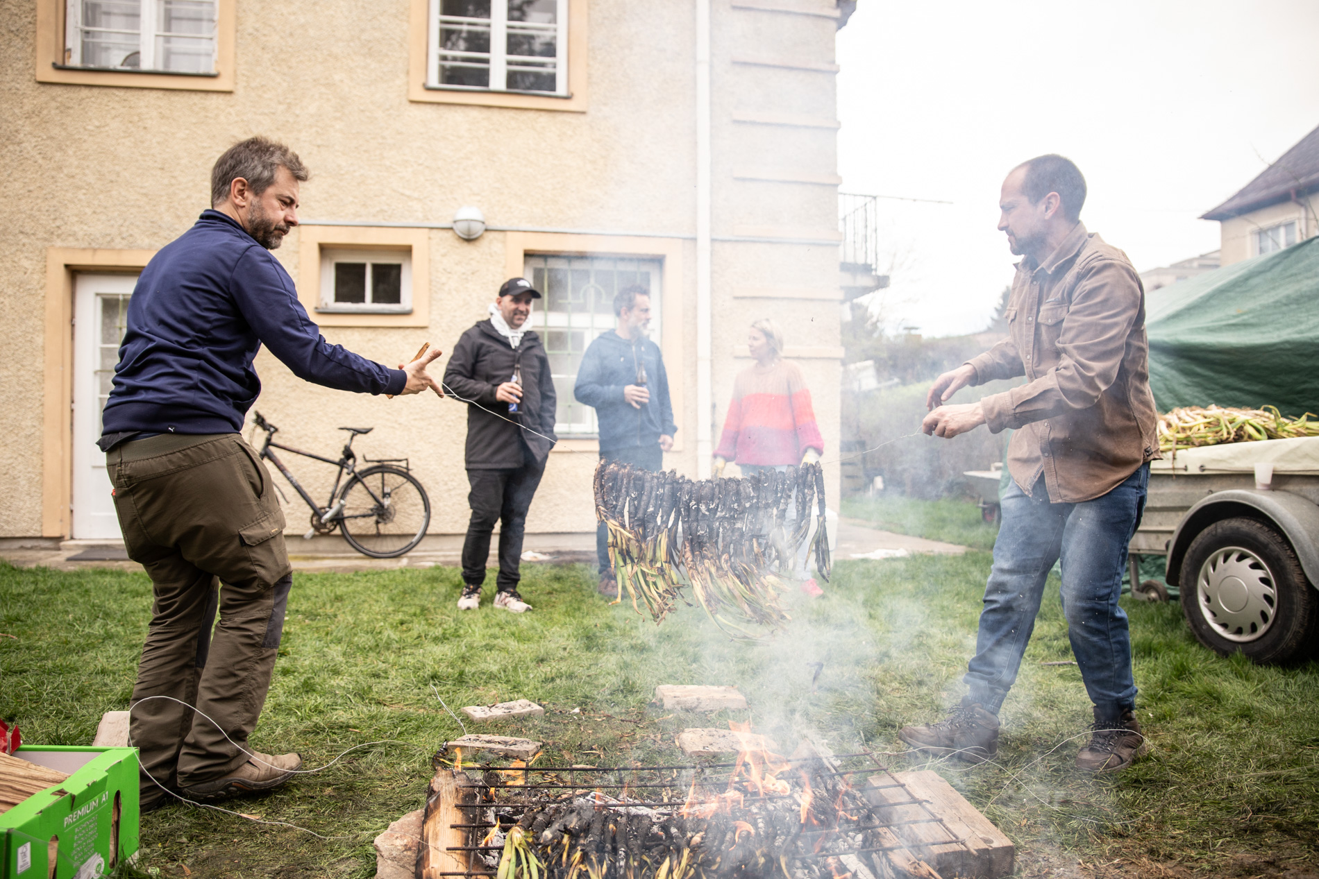 Dues persones portant els calçots ja fets