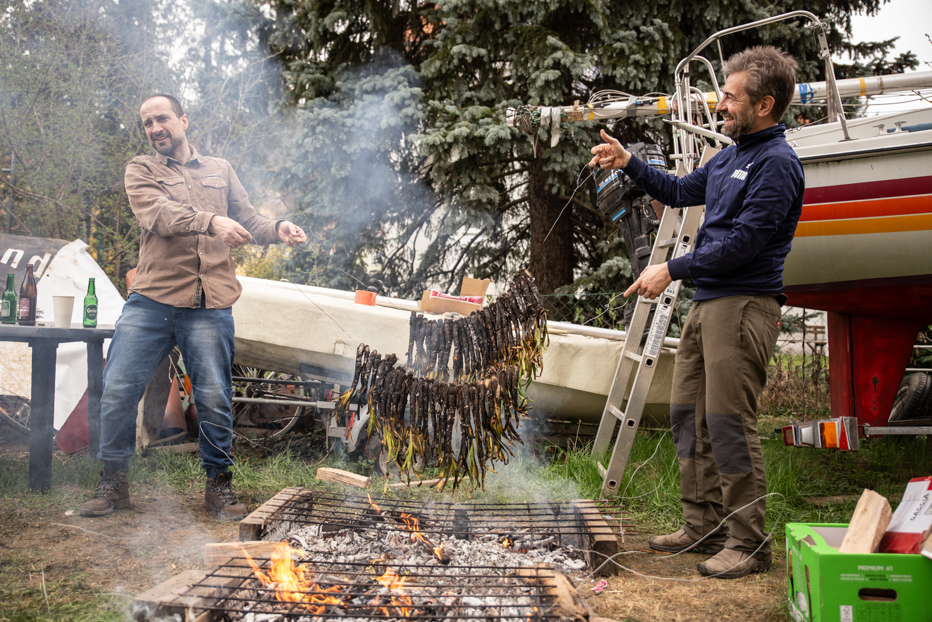 Dues persones traient els calçots del foc
