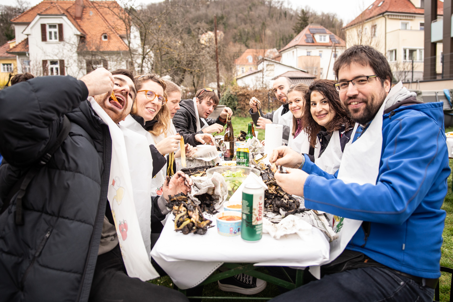 Gent menjant calçots