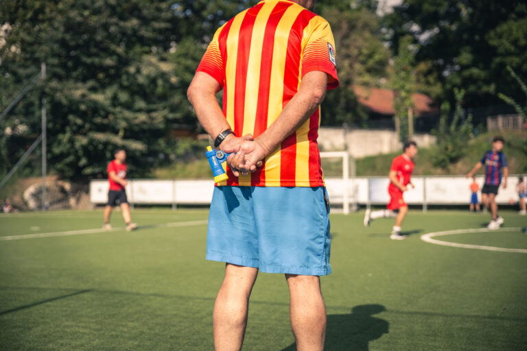 Àrbitre en un partit de futbol amistós entre casals catalans d'Àustria