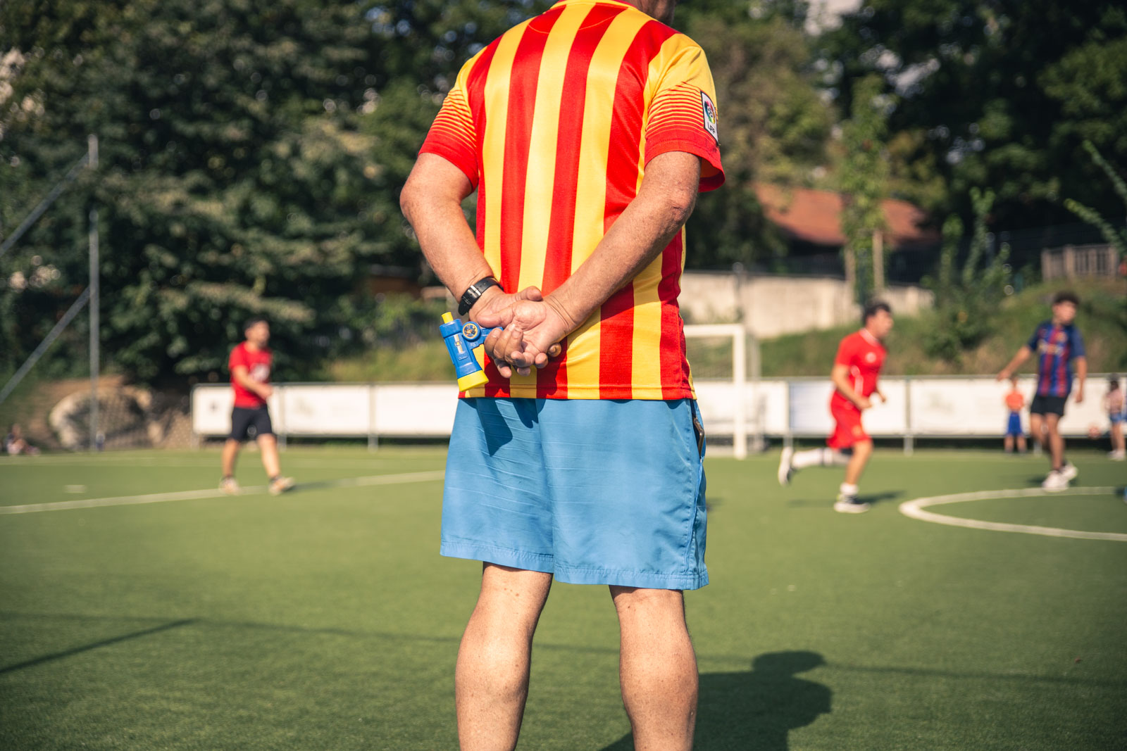 Àrbitre en un partit de futbol amistós entre casals catalans d'Àustria
