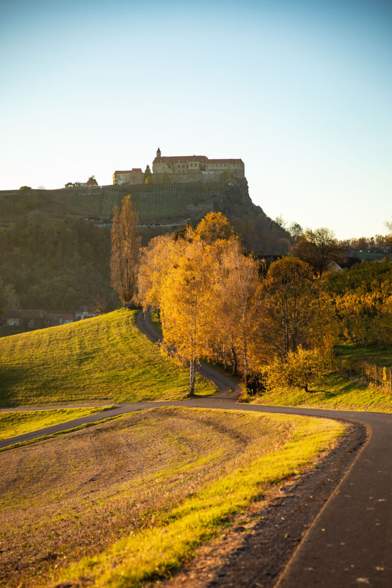 Vista de Riegersburg, Àustria, a la tardor