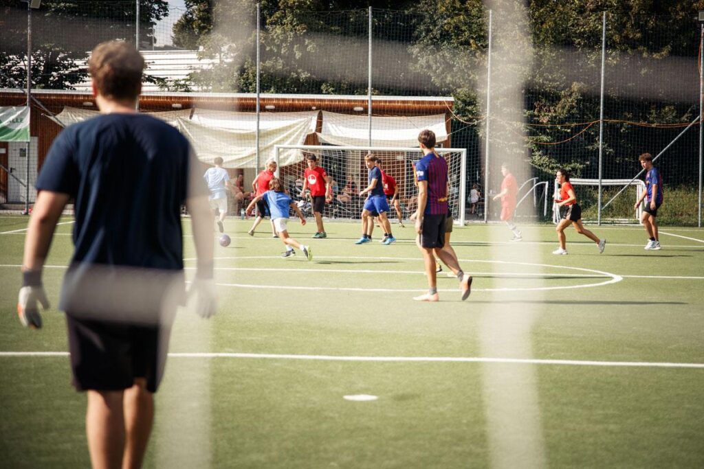 Camp de futbol vist des de darrere de la porteria